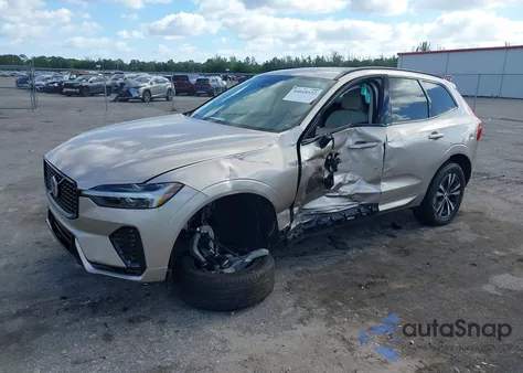 2024 Volvo Xc60 B5 Core Dark Theme z USA, uszkodzony, nr VIN YV4L12RKXR1924749